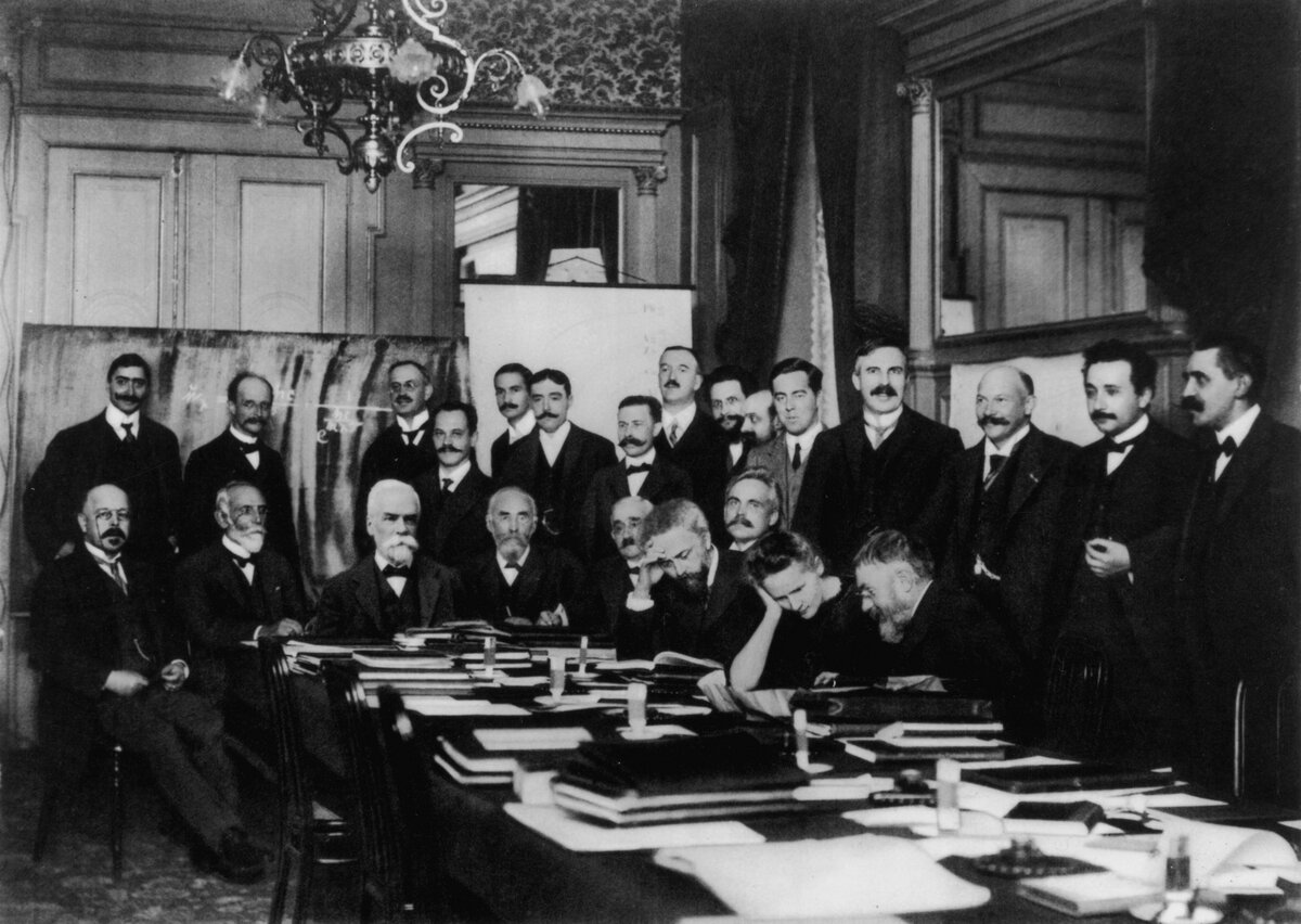 Общество ученых. Solvay Conference 1927. Резерфорд Нобелевская премия. Сольвеевский конгресс 1927 года участники. Сольвеевский конгресс 1911.