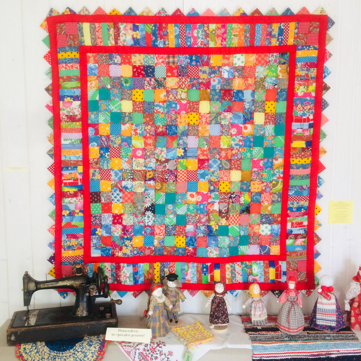 Коллективная работа клуба лоскутного шитья «Хоровод». Панно «Веселые посиделки». Шитье из квадратов, шитье из полос, ручная стежка узелками. 147х147 см, 2007.