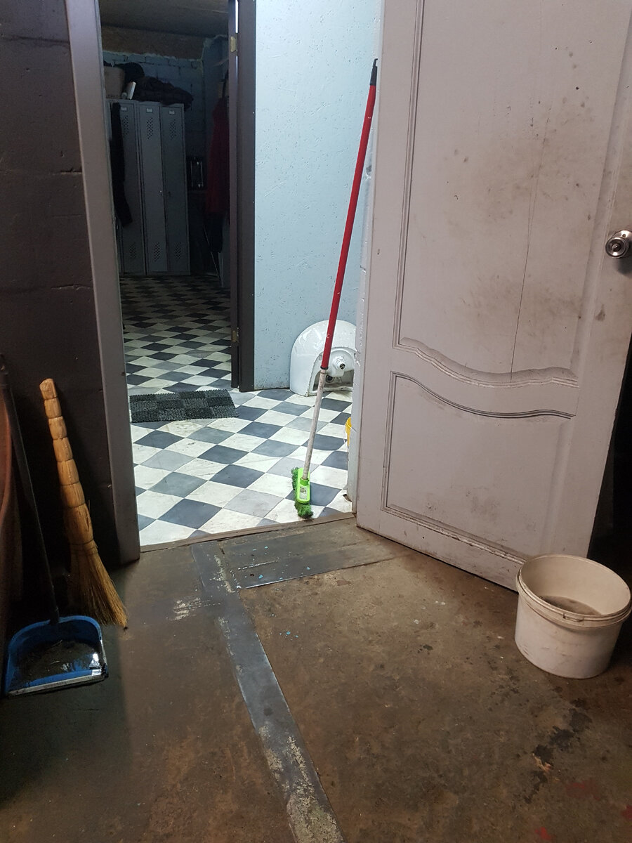 Проветривание помещения после мытья пола. Вход к туалету