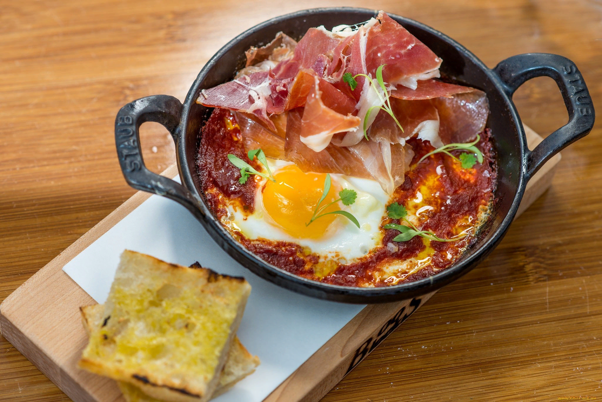 море после шторма все еще дышало холодом и не давало. доброе утро ежик. яичница с беконом на сковороде. утро было жаркое. природа солнце.