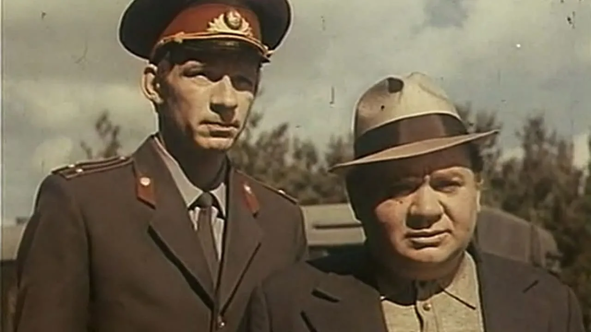 Следователь Прохоров ведёт расследование. Кадр из телефильма "И это всё о нём".