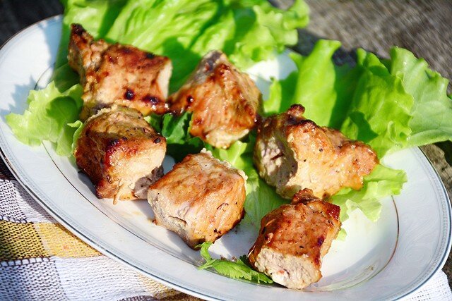 Надо: 1 кг свинины (нежирная корейка, шейка)
2 большие луковицы
1–3 зубчика чеснока
1 ст.л. горчицы
2 ст.л. оливкового масла
соль – по вкусу.                                                                                                                             Как готовить: 1. Мясо промыть, обсушить и нарезать крупными кусками.
2. Лук нарезать полукольцами, чеснок раздавить в пасту.
3. Смешать мясо с луком, чесноком, горчицей и оливковым маслом. Тщательно вымесить руками.                                                                                                                                              4. Накрыть пленкой и оставить мариноваться в прохладное место на 3–4 часа.                        5. Добавить соль, перемешать. Мясо очистить от лука и чеснока, чтобы не подгорело. Нанизывать на смазанные маслом шампуры вдоль волокон вплотную друг к другу.               6. Жарить на раскаленных углях до готовности.