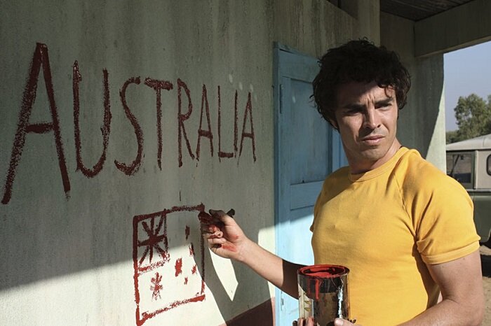 Актёр Дэймон Гамо (DAMON GAMEAU), исполнивший роль Грега Шеклтона, рисует флаг Австралии на стене дома, воспроизводя историческую деталь для фильма