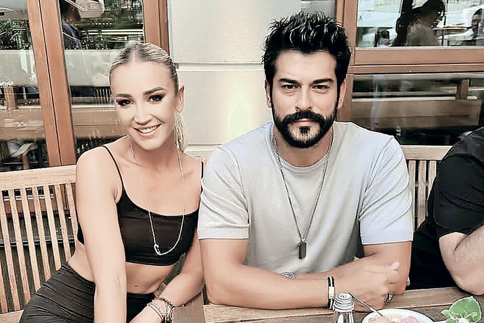     Турецкий актер едва ли что-то знает об Ольге, но на фото любезно согласился. Фото: t.me/byzovahouse