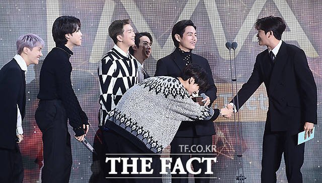 Пак Хеншик вручал награду BTS на премии The Fact Music Awards в 2021 году