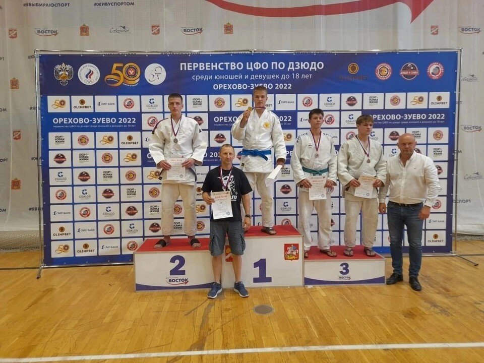     Никита Неделин (в центре) победил в весовой категории до 81 кг. Фото из телеграм-канала Спорт48.