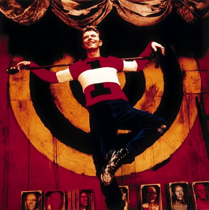 Дэвид Боуи в клипе Strangers When We Meet 