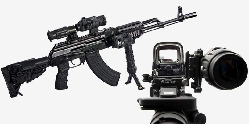 Коллиматоры с магнифером: слева – Aimpoint на «АКМоиде», справа – EoTech на AR-15