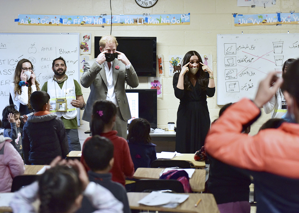 Принц Гарри и Меган Маркл в школе для детей афганских беженцев, которую они посетили осенью 2021 года в рамках поездки в Нью-Йорк. Фото из сети Интернет