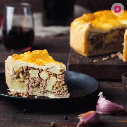 Рассыпчатый картофель в дуэте с сочным мясом – банальное, но неимоверно вкусное и сытное сочетание. Если добавить к нему хрустящее слоеное, пышное дрожжевое или нежное кефирное тесто, получится замечательный пирог.