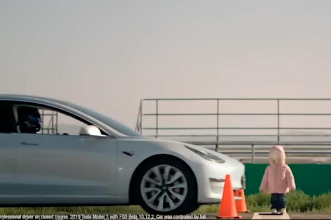     Видео: автопилот Tesla наезжает на манекен ребенка во время испытаний. Трижды!