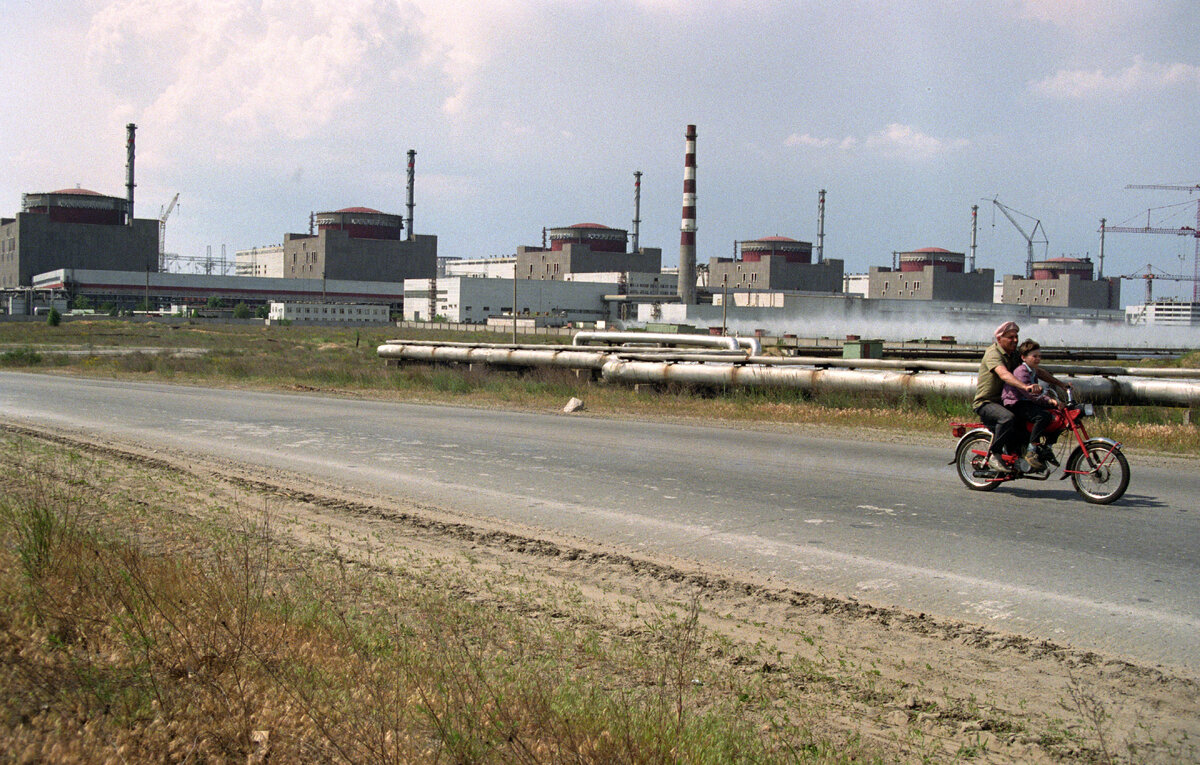    Запорожская АЭС  EPA-EFE/SERGEI SUPINSKY, архив