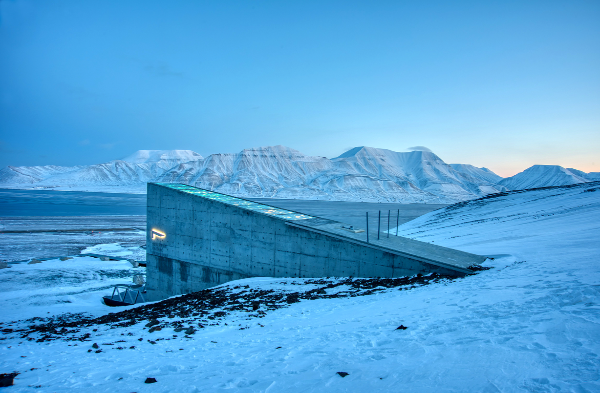 Хранилище шпицбергена. Svalbard Global Seed Vault. Всемирное семенохранилище на Шпицбергене. Хранилище семян на Шпицбергене. Всемирное семенохранилище на Шпицбергене внутри.