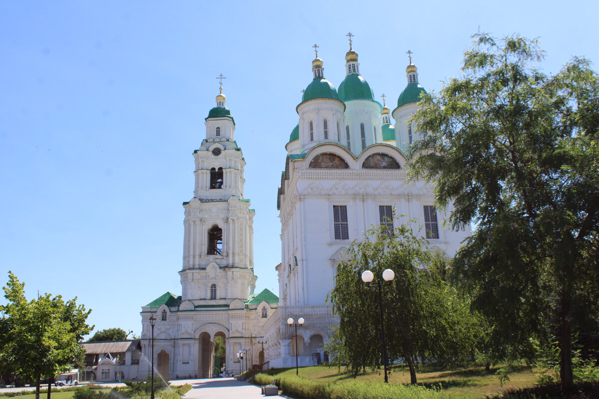 Соборная колокольня с Пречистенскими воротами в Астраханском Кремле.