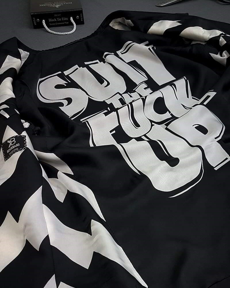 Арт-подклад «Suit the fuck up» из 100% купро, выпущенный ограниченным тиражом в 1000 экземпляров, на пиджаке в ателье Bourbaki.