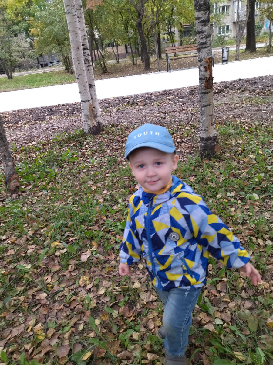 Яша учится шуршать листьями