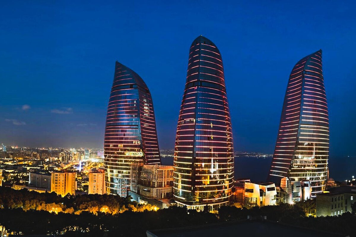  Краткое описание
Баку называют главным мегаполисом Кавказа, и это вполне заслуженно, ведь в городе проживает свыше 2 300 000 человек.-15