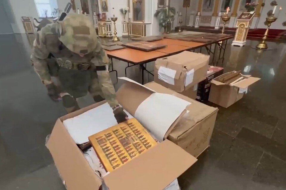     Во время специальных адресных мероприятий спецназовцы Росгвардии совместно с сотрудниками ОМВД по городу Херсон нашли необычный схрон. Фото: Росгвардия