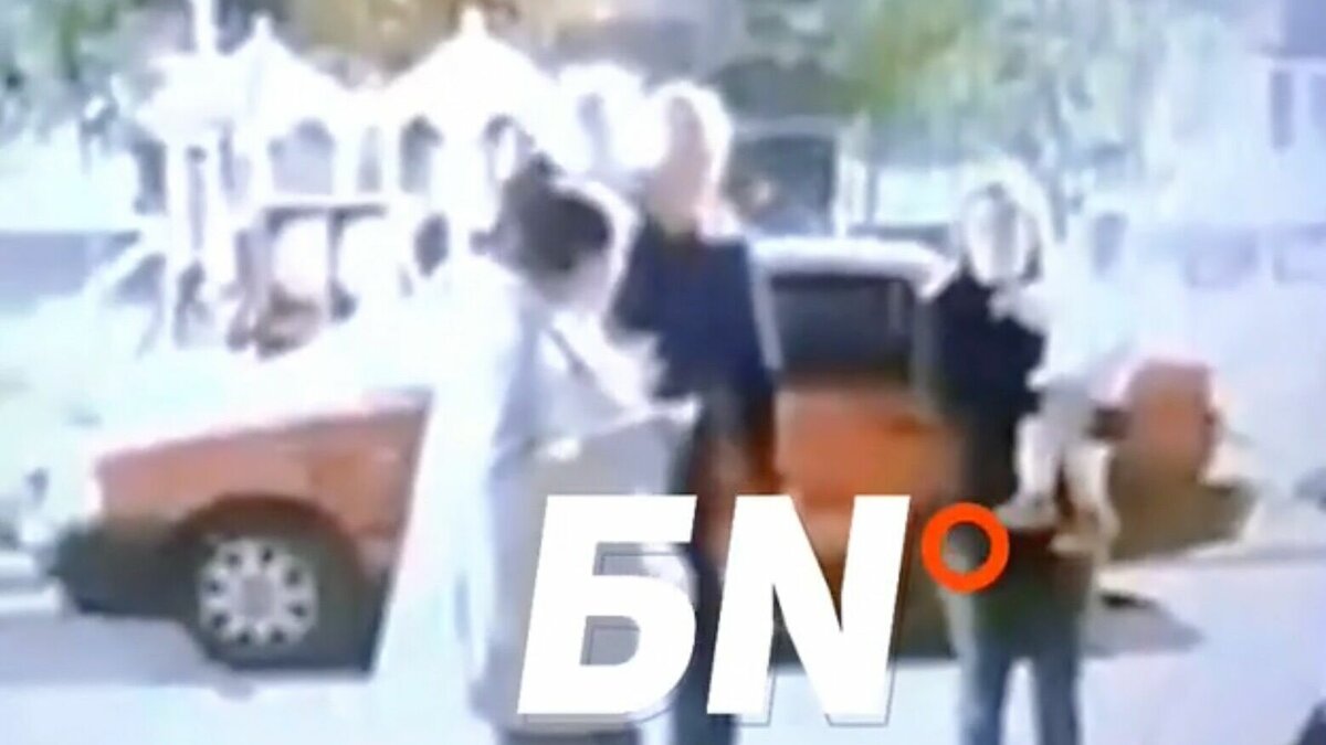     В Бугульме возле дома № 15 по улице Тухачевского мужчина избил пуделя на глазах у жены и детей. Родителям показалось, что собака начала вести себя агрессивно. Соответствующая видеозапись появилась в местных социальных сетях.