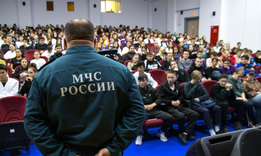    В Салехарде сотрудники МЧС провели открытый урок для студентов колледжа