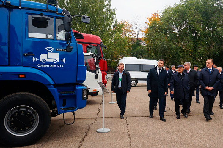    Местом проведения действа под названием День машиностроителя в этом году был выбран по иронии судьбы Городской дворец творчества детей и молодежи. Площадка перед ГЦДТ наполнилась образцами техники как военного, так и мирного назначения