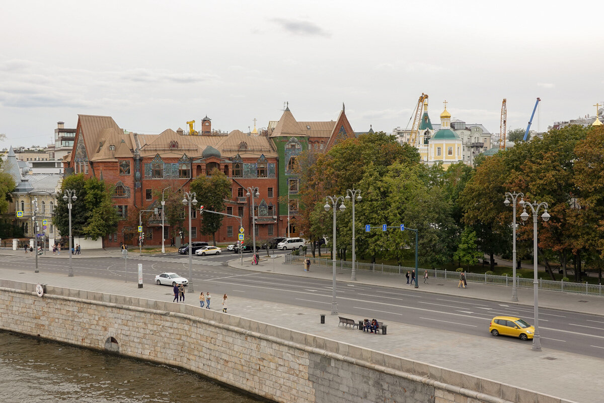 Пешеходная прогулка по центру Москвы. Дом из фильма Говорухина, памятник  удобрениям, очень вкусный магазин и многое другое | Самый главный  путешественник | Дзен