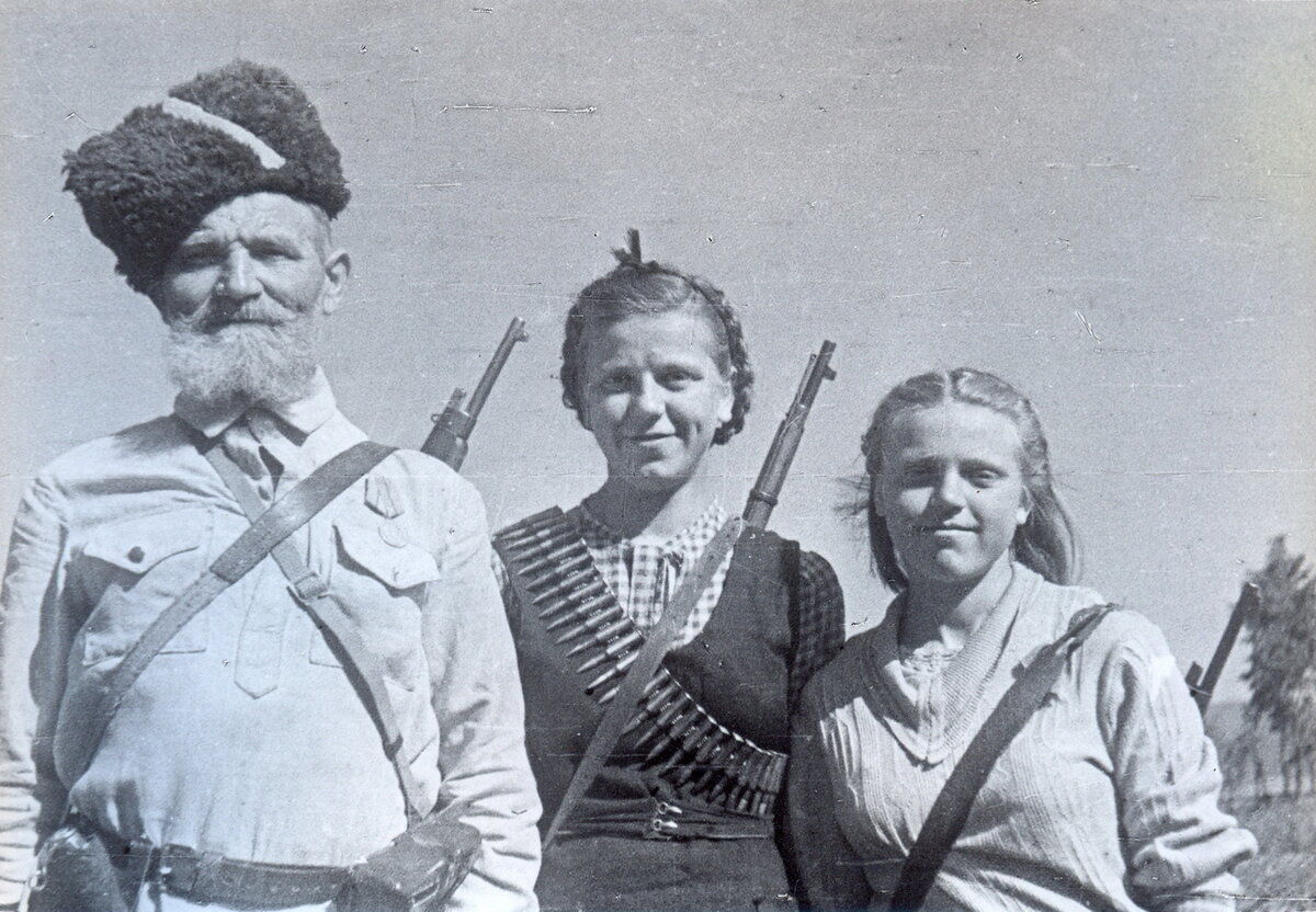 Июнь 1944 года.  Партизанская семья Рыдлевских вернулась домой. Слева направо: Никифор Терентьевич, его дочери Ольга и Зина