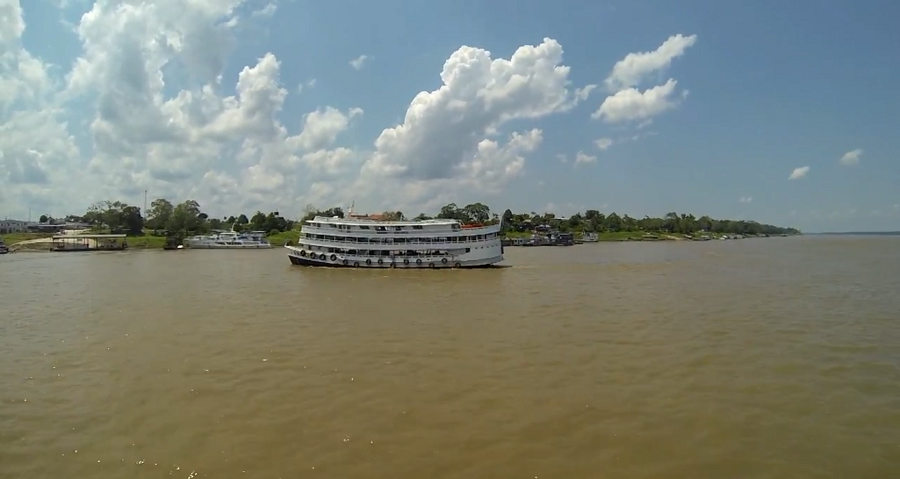 Грузопассажирское судно (скриншот: youtube.com/Максим Самойлов)