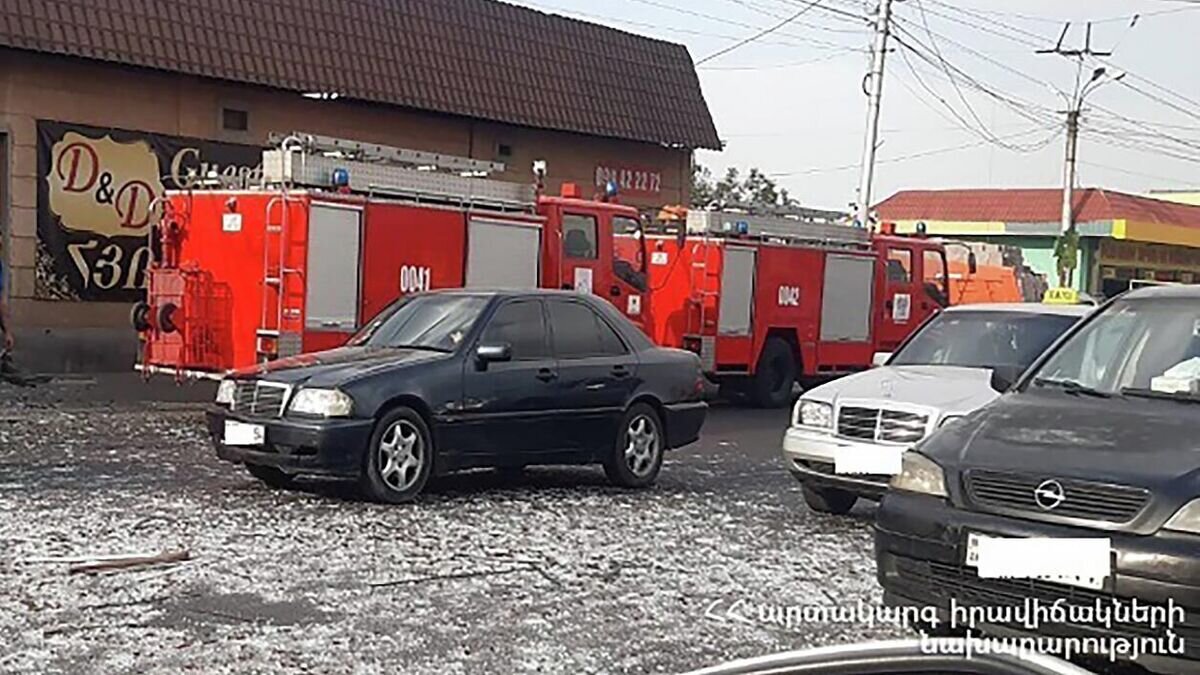    Машины пожарно-спасательного отряда МЧС Армении на месте взрыва в Ереване© Фото : МЧС РА