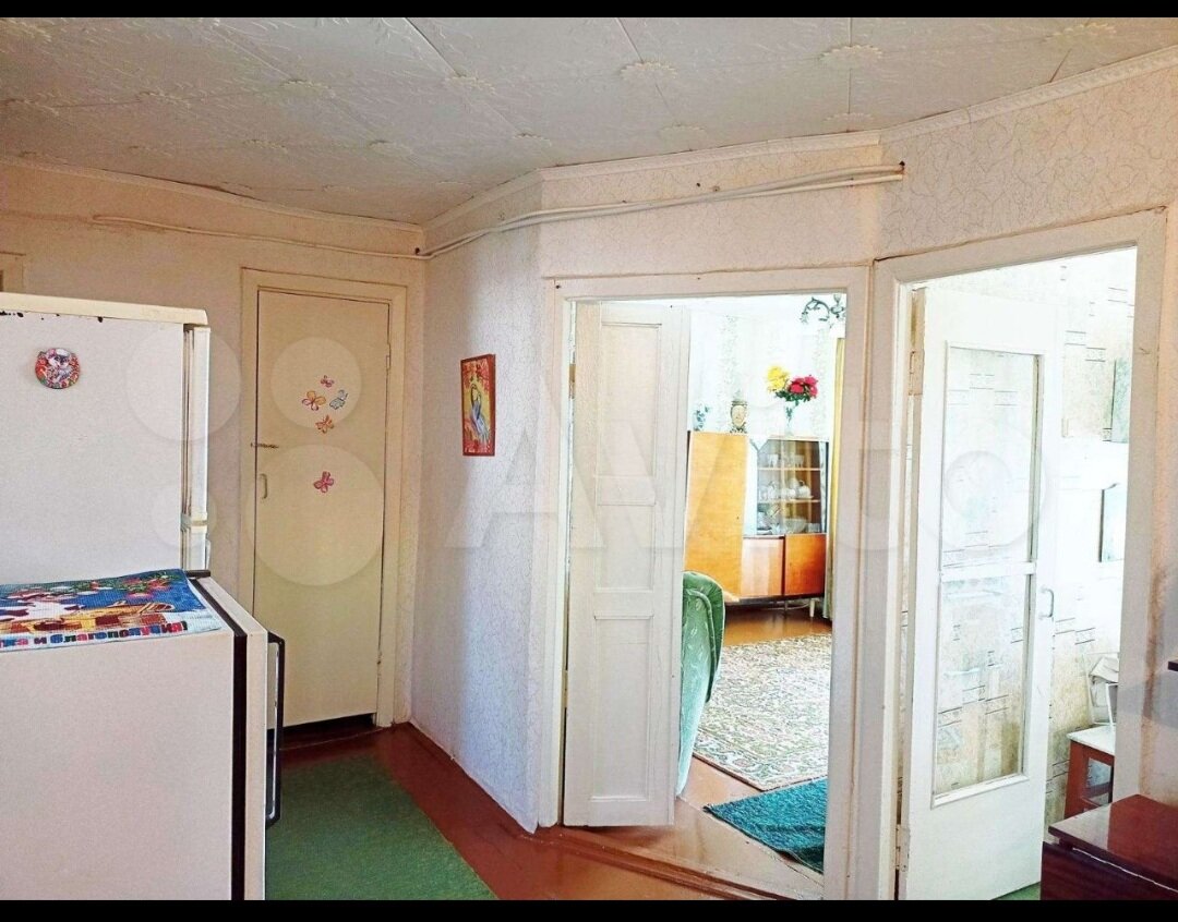 Это с авито фото, коридор, прямо туалет и ванная, налево комнаты, направо кухня и зал