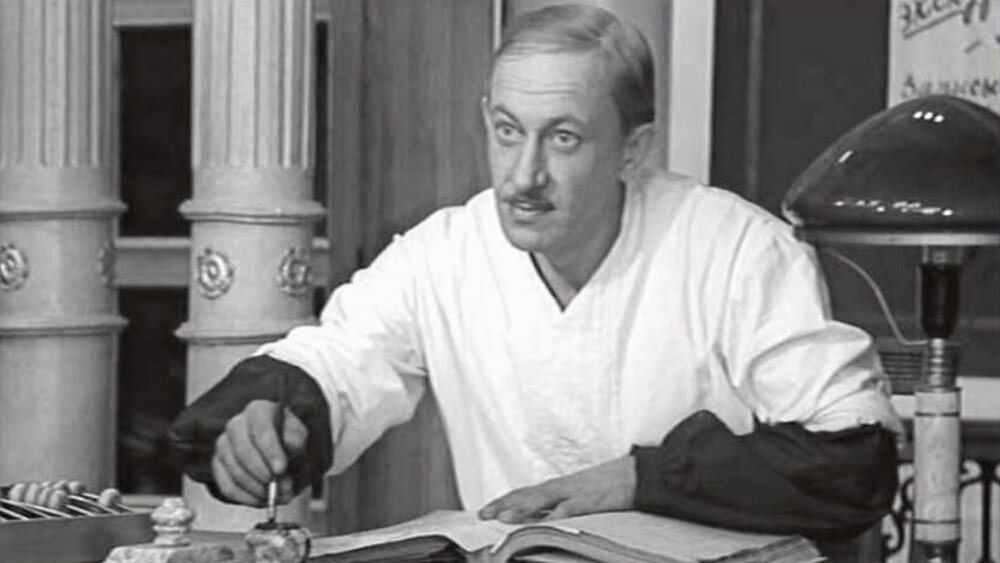 Абсолютно такие же нарукавники были у миллионера Корейко. Кадр из фильма (картинка из интернета)