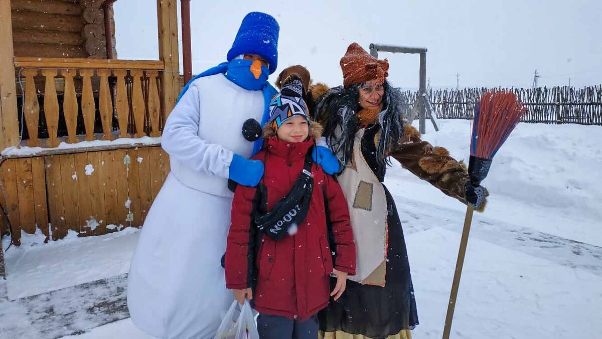    Маленьких гостей, кроме Деда Мороза и Снегурочки, встретят Баба Яга и Снеговик.Фото: Музей живой старины «Алексеевская слобода»
