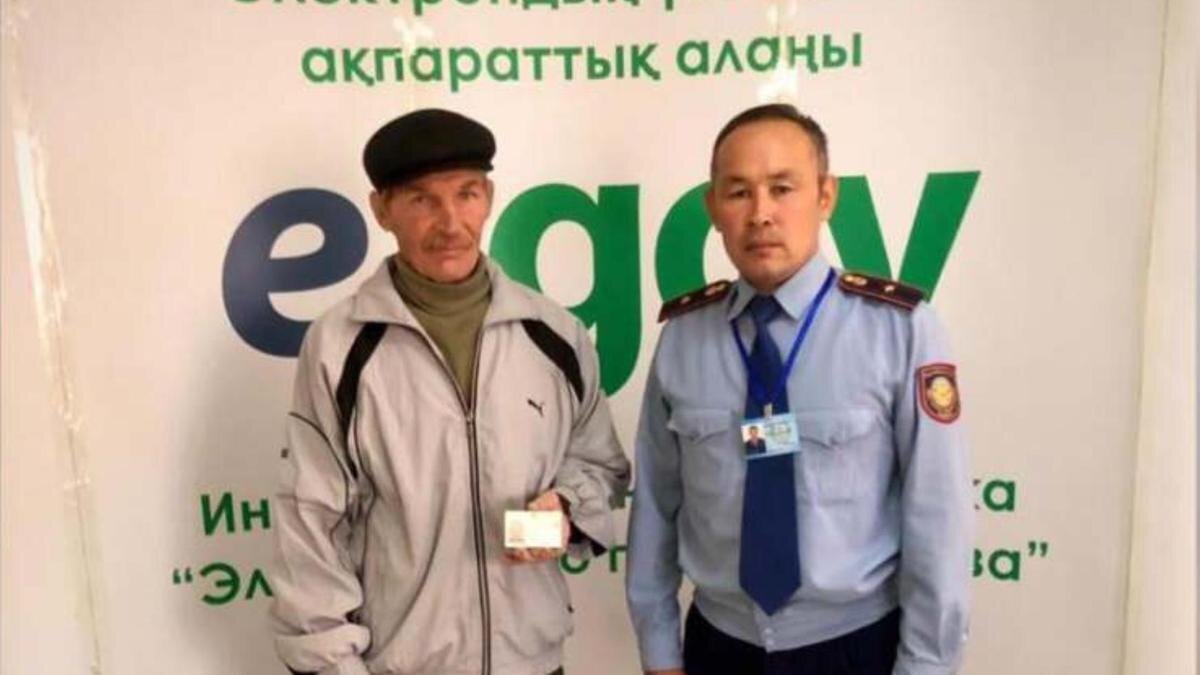    Павел Сапагов и сотрудник полиции:Polisia.kz