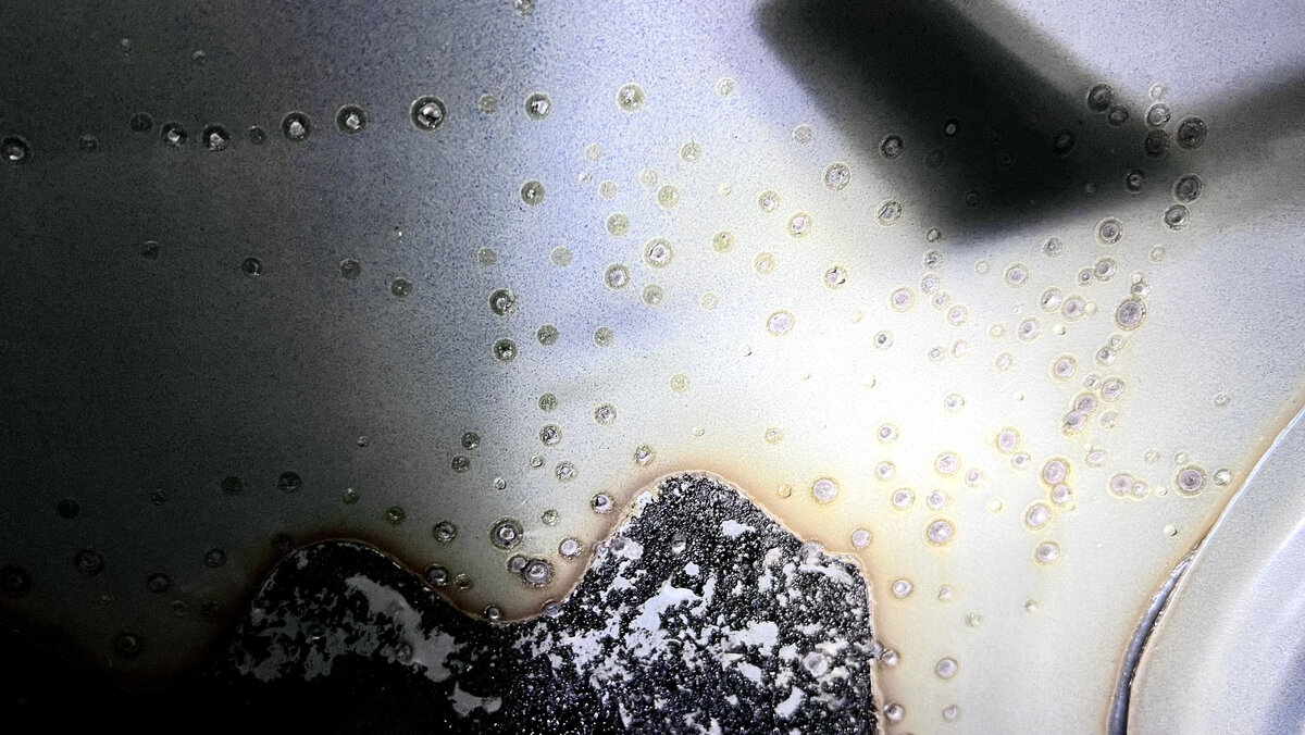 Такие следы остаются от споттера с обратной стороны. Со временем поврежденный металл начнет коррозировать. Необходимо обработать поверхность спец.составом