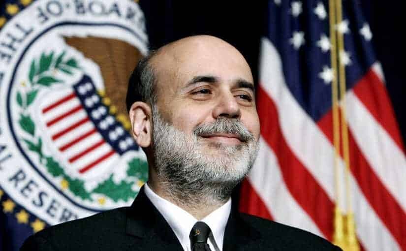 Бен Бернанке, нобелевский лауреат и глава Федеральной резервной системы США во время кризиса 2008 года / ©Wikimedia Commons Обычно Нобелевку по экономике присуждают за что-то, от чего обычный человек