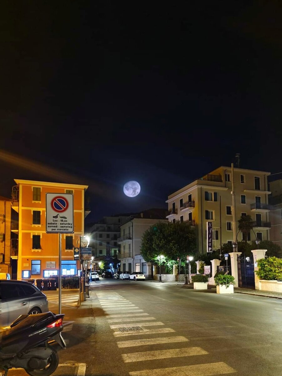 Луна царит над спящим городом