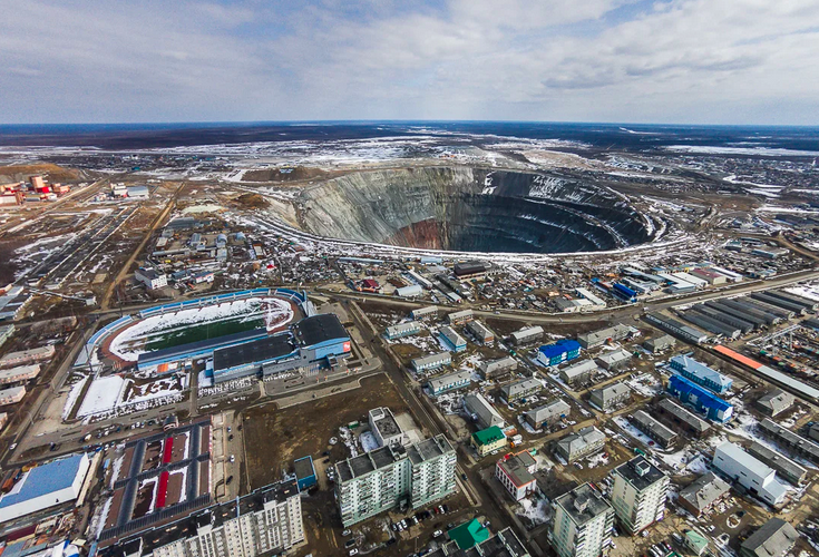 Огромная дыра появилась на асфальте в российском городе: Город: Среда обитания: рукописныйтекст.рф