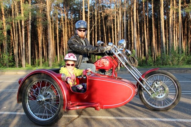 Фото из интернета. У нас в деревне был простой мотоцикл Урал вроде называется. 