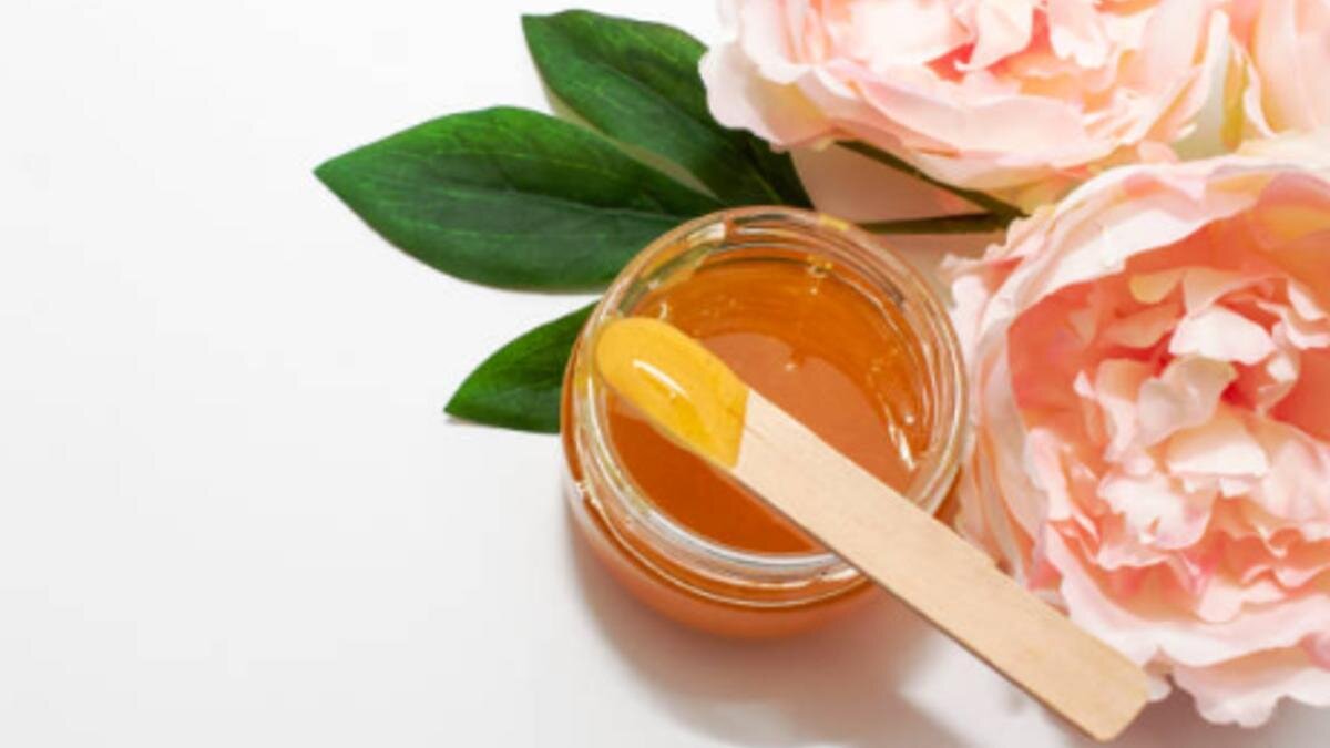    Паста для шугаринга, лопатка и цветы:iStockPhoto