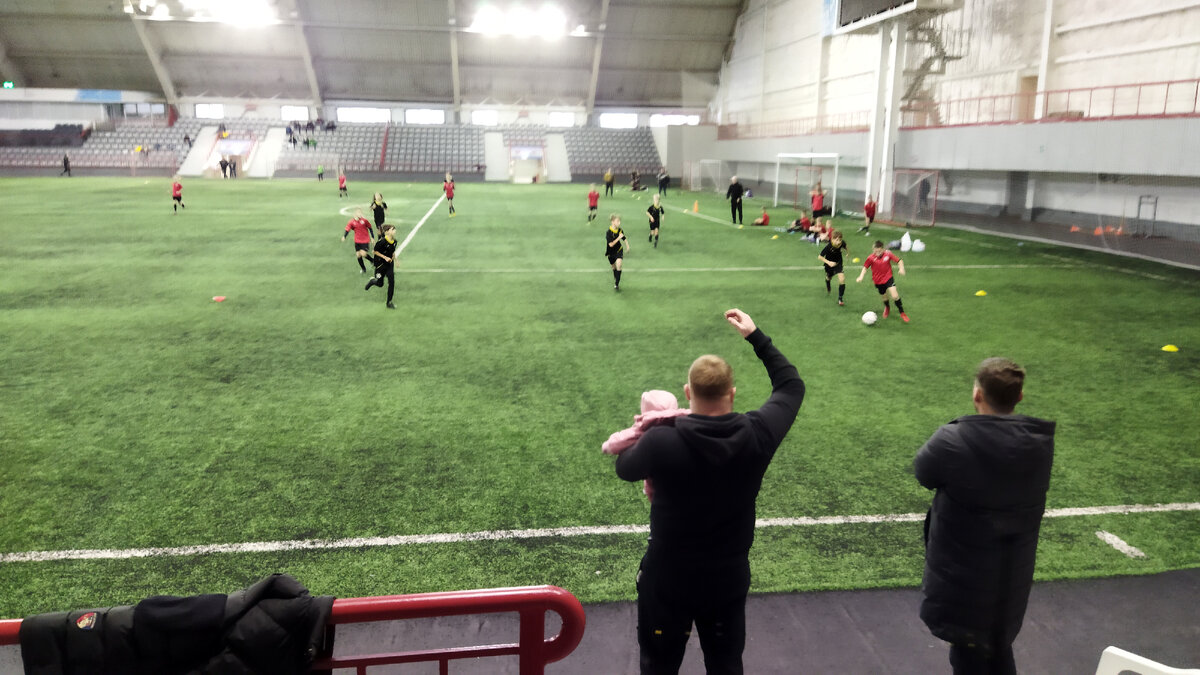 Болеем за наших в последней, трагической игре. Родители одного из игроков приехали с грудным ребенком. 