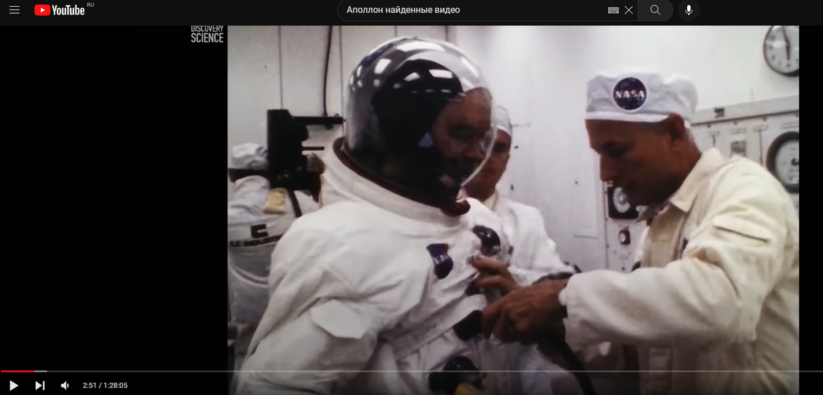 Экипируют Коллинза. У него на груди две нашивки.