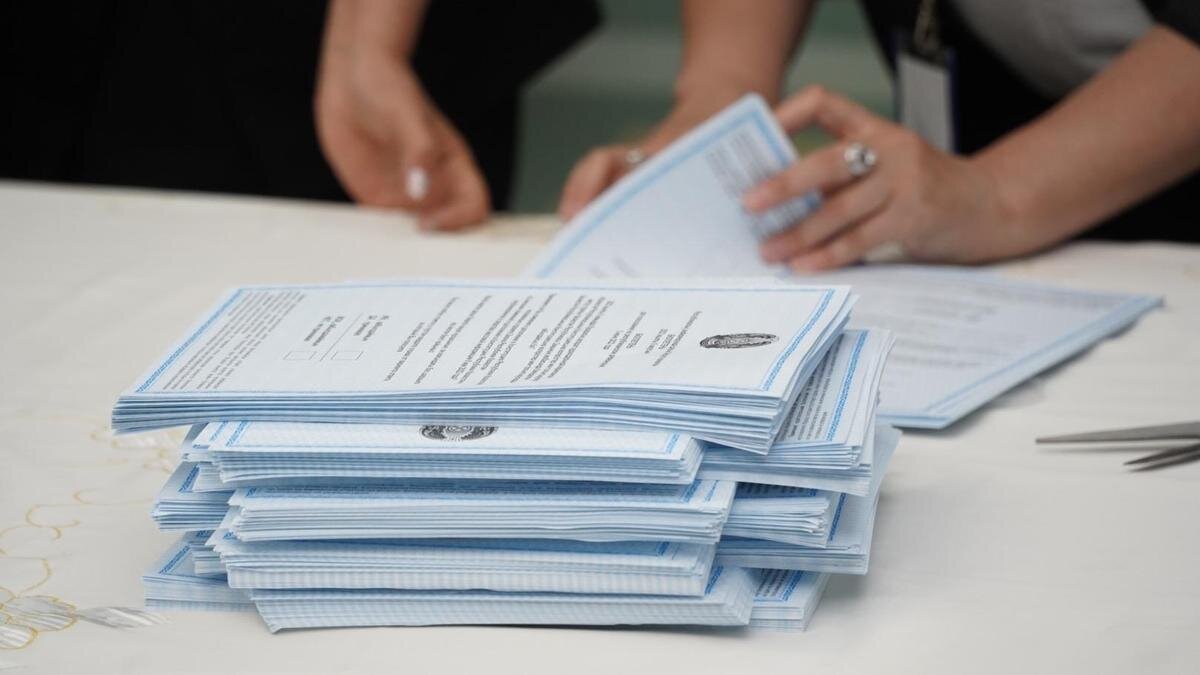    Стопка с бюллетенями:NUR.KZ / Владимир Третьяков