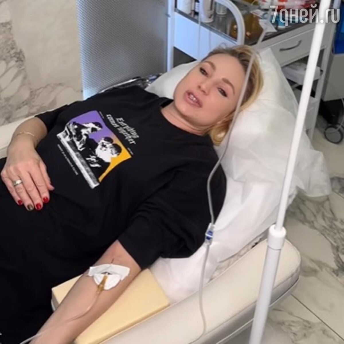    Алла Довлатова оказалась под капельницей Социальные сети