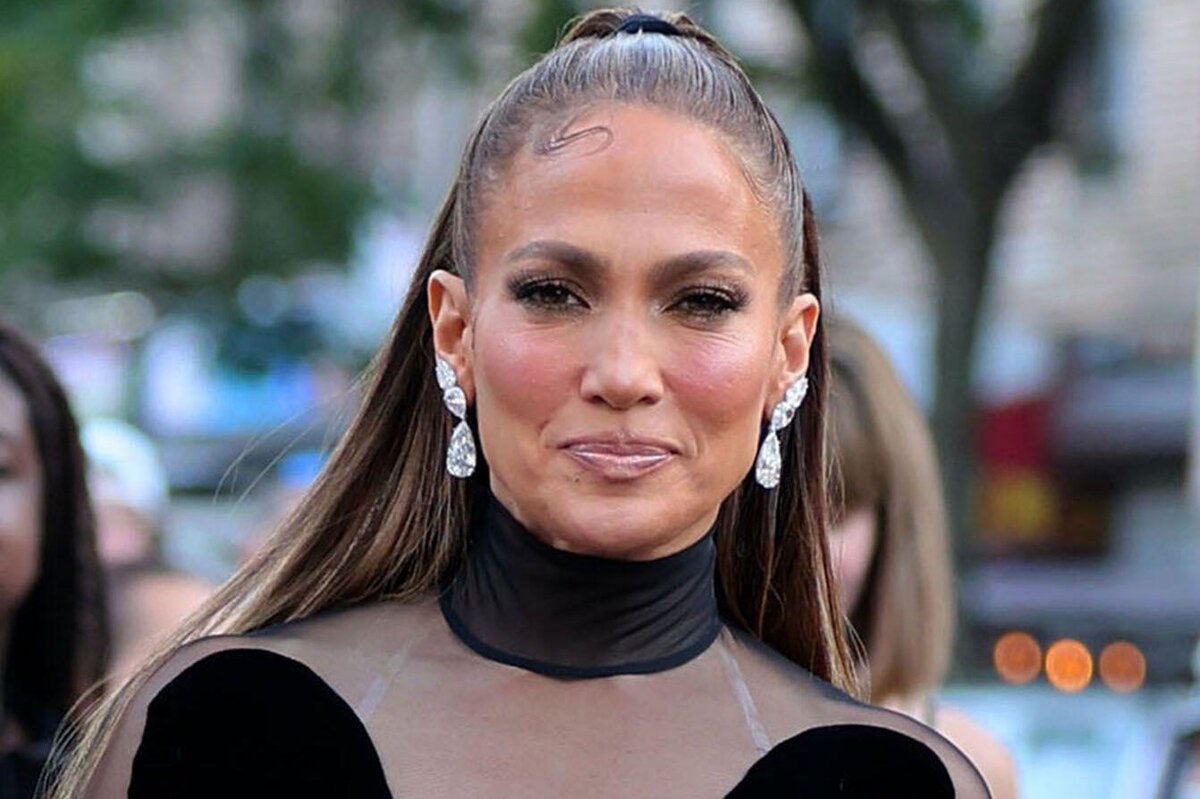     «Лучшая фигура в Голливуде!»: Дженнифер Лопес в обтягивающем наряде на пляже восхитила фанатов