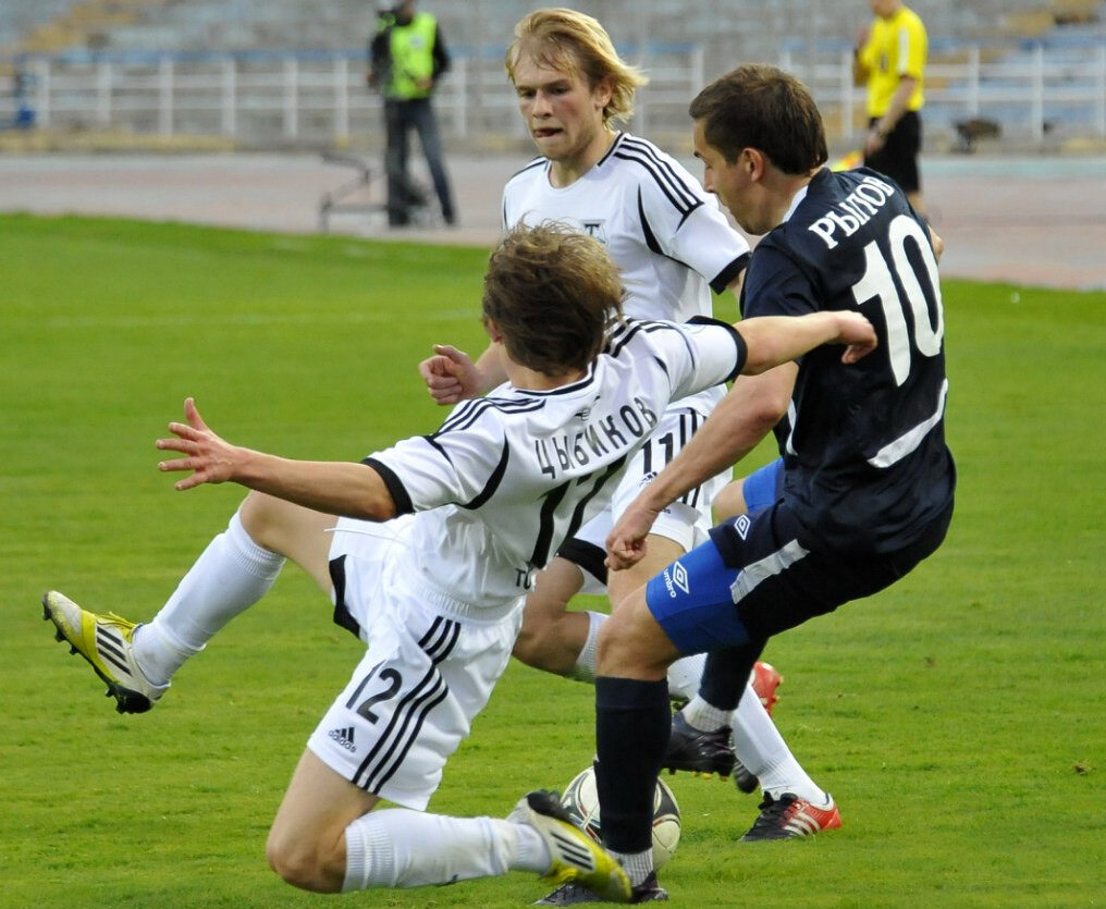 «Ротор» (Волгоград) – «Торпедо» – 0:0. Торпедовцы Александр Цыбиков (№12) и Никита Безлихотнов (№11) в борьбе с волгоградцем Артуром Рыловым (№10).