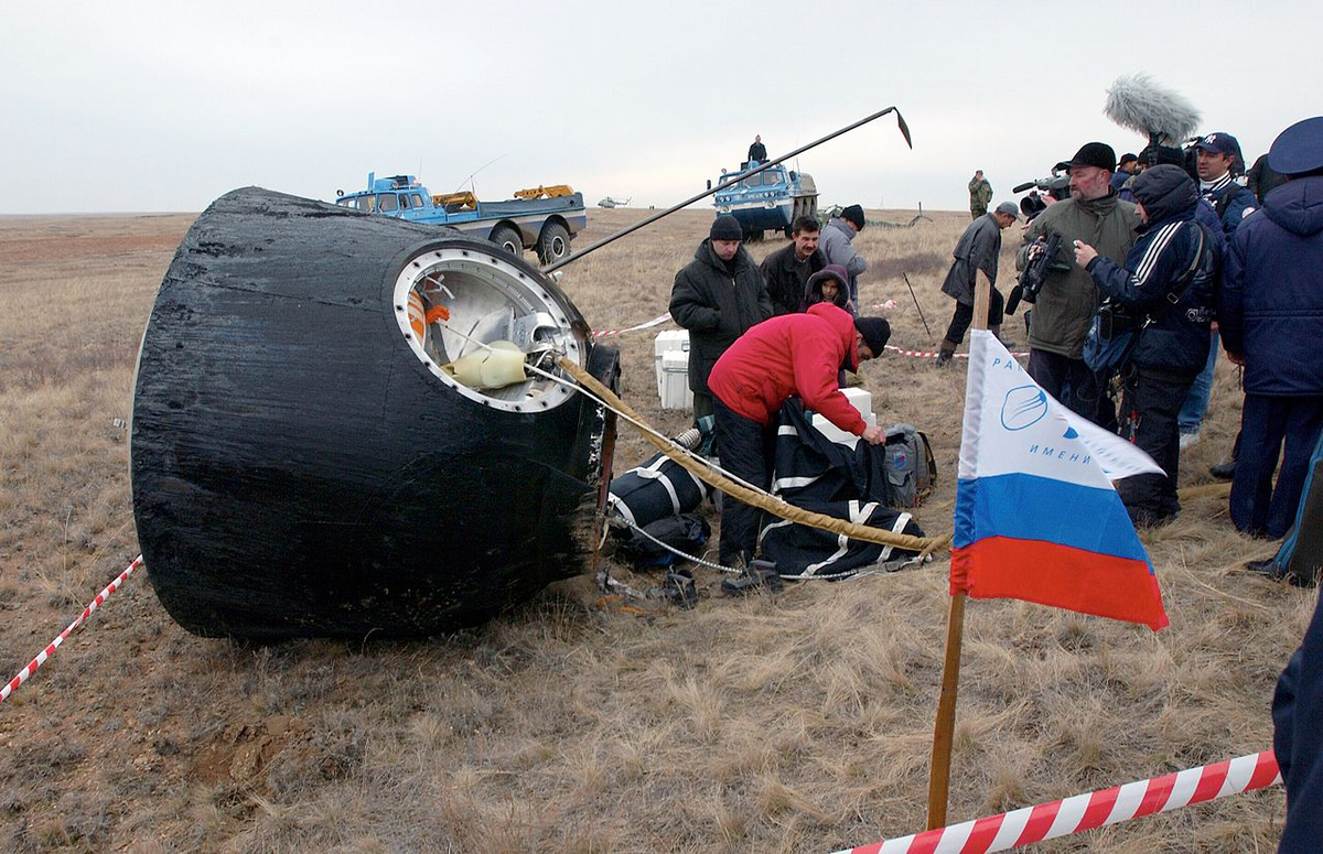 Спускаемый аппарат КК Союз после посадки. Роскосмос.