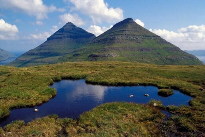 Под наслоениями земли и породы находятся пирамиды
