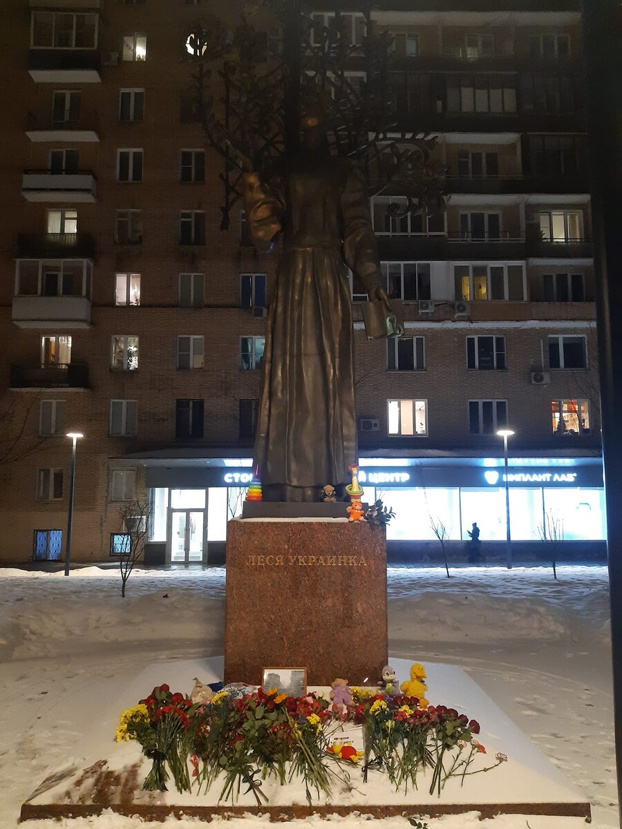 Памятник лесе украинке москва украинский бульвар фото