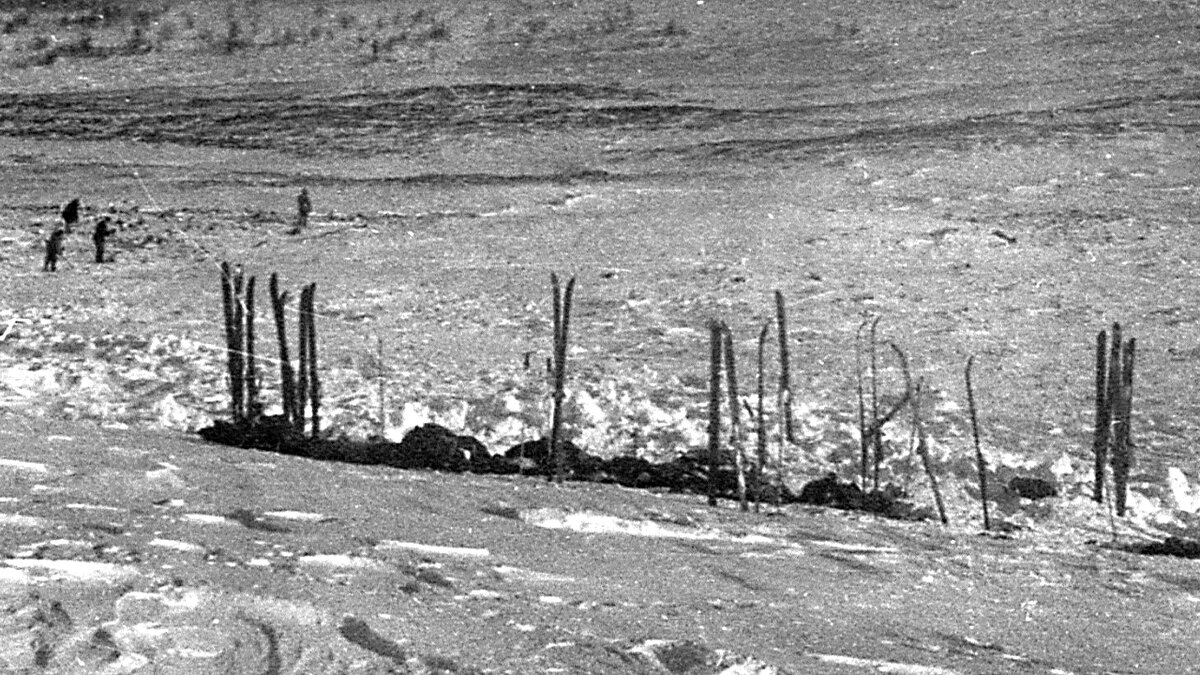 Лыжи на месте найденной палатки.