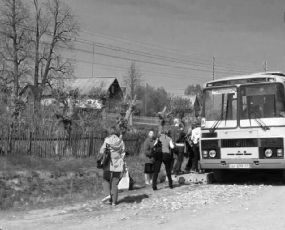 На деревенской остановке. Картинка из доступных источников 